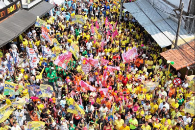 Caminhada lotada de Alexandre Martins transforma Manguinhos em palco de Copa do Mundo