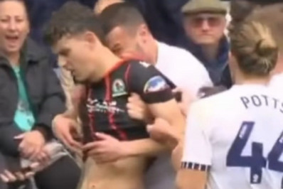 Vídeo: jogador morde adversário durante confusão em jogo