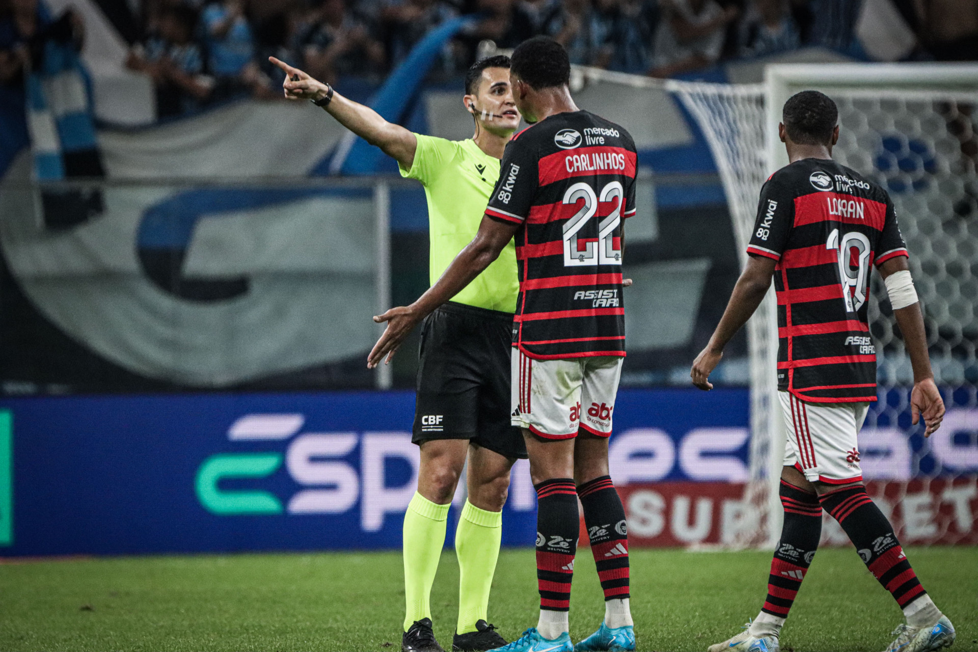 Carlinhos, do Flamengo, foi expulso na derrota para o Gr&ecirc;mio ap&oacute;s agress&atilde;o a Kannemann - Wilber Junior/Ag&ecirc;ncia F8/Estad&atilde;o Conte&uacute;do
