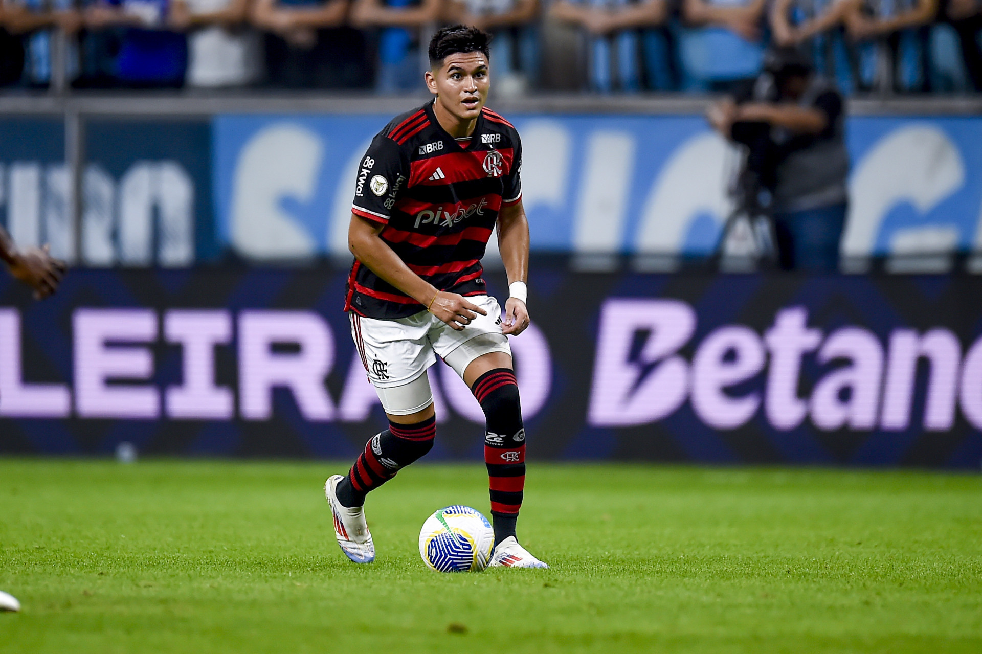 Alcaraz em a&ccedil;&atilde;o pelo Flamengo na partida contra o Gr&ecirc;mio - Marcelo Cortes / Flamengo