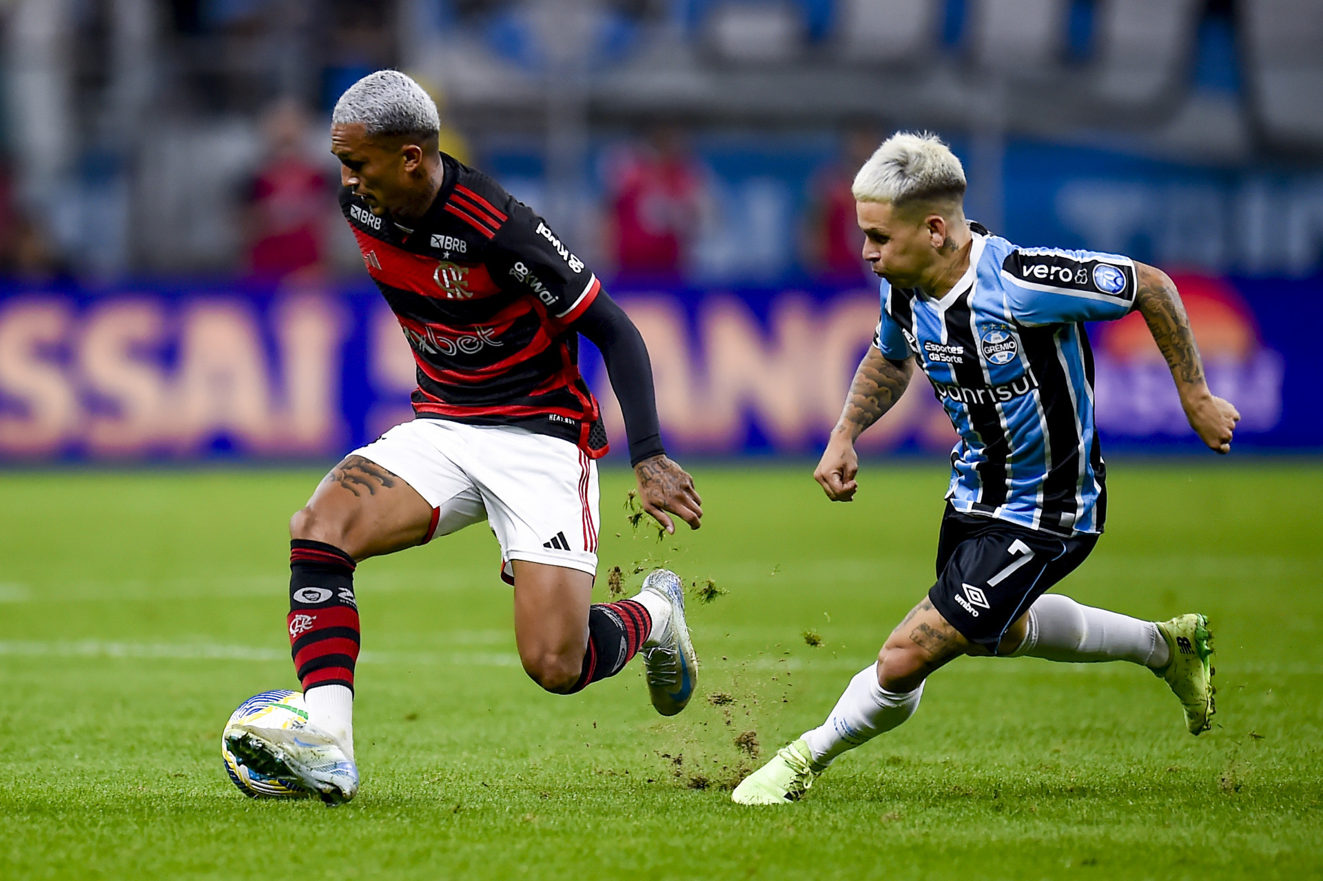 Wesley em jogada contra Soteldo na derrota do Flamengo para o Gr&ecirc;mio - Marcelo Cortes / Flamengo