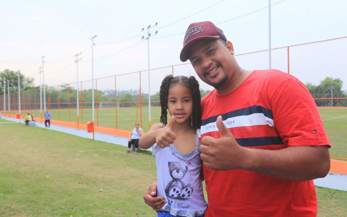 Morador desde pequeno no bairro, Leandro Nascimento levou a filha Ayla para aproveitar os novos brinquedos