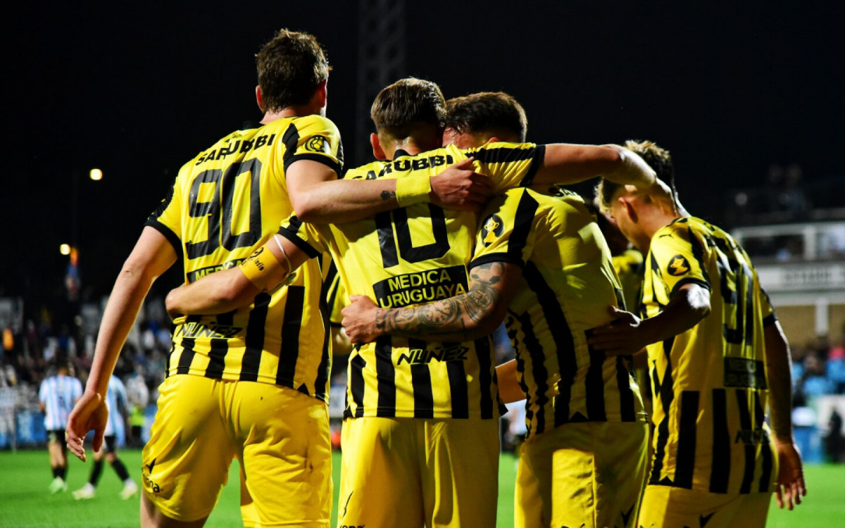A comemoração dos jogadores do Peñarol na partida contra o Cerro.
