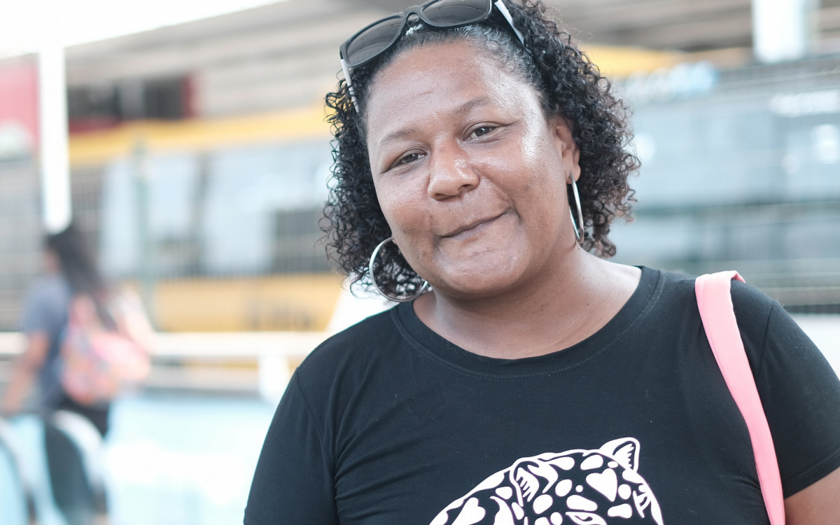 Silvania, 40, se queixa do asfalto ruim e das faltas d'&aacute;gua em Paci&ecirc;ncia - Pedro Teixeira /Ag&ecirc;ncia O DIA