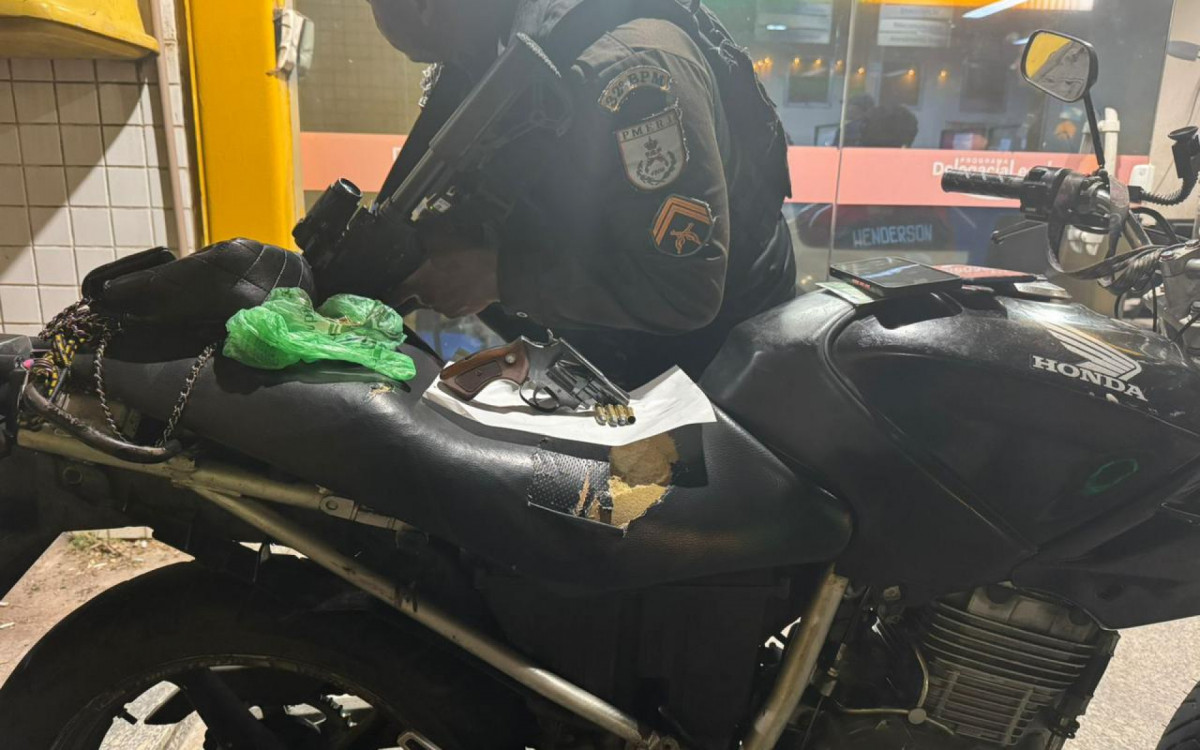 Arma e munições apreendidas com criminoso perigoso capturado pela PM em Macaé