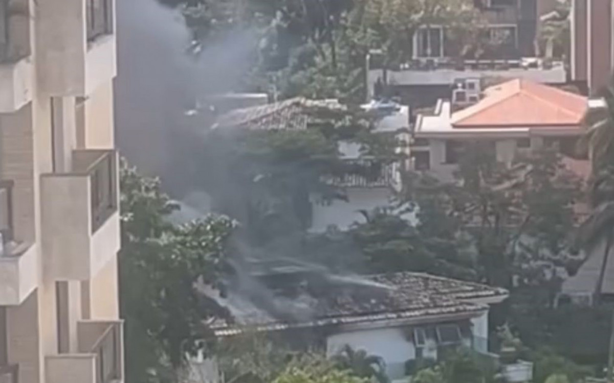 Densa camada de fumaça se formou durante o incêndio em uma mansão no Leblon