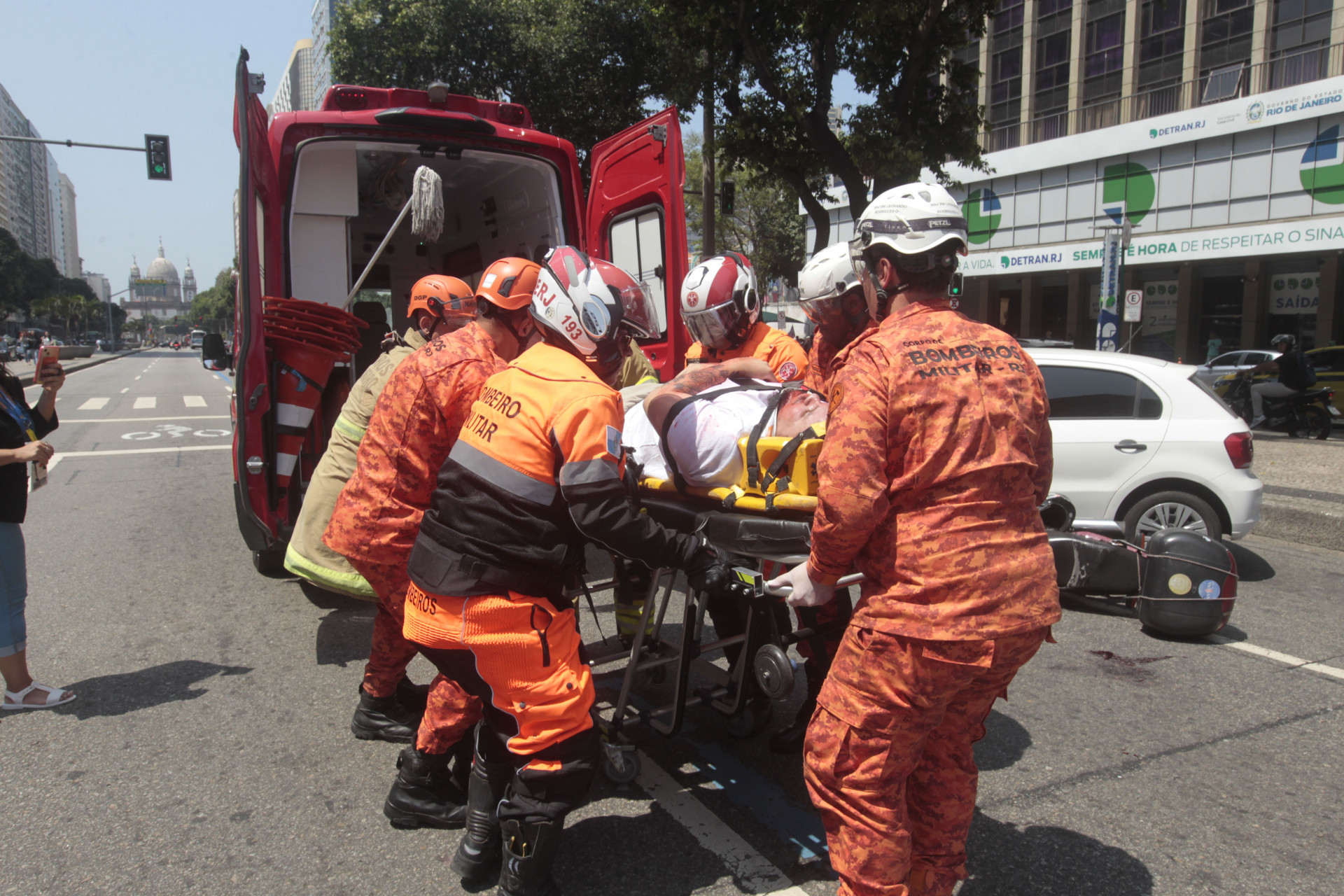 Simula&ccedil;&atilde;o de acidente e socorro &agrave; v&iacute;tima na Avenida Presidente Vargas, em frente &agrave; sede do Detran.RJ - Reginaldo Pimenta/Ag&ecirc;ncia O Dia