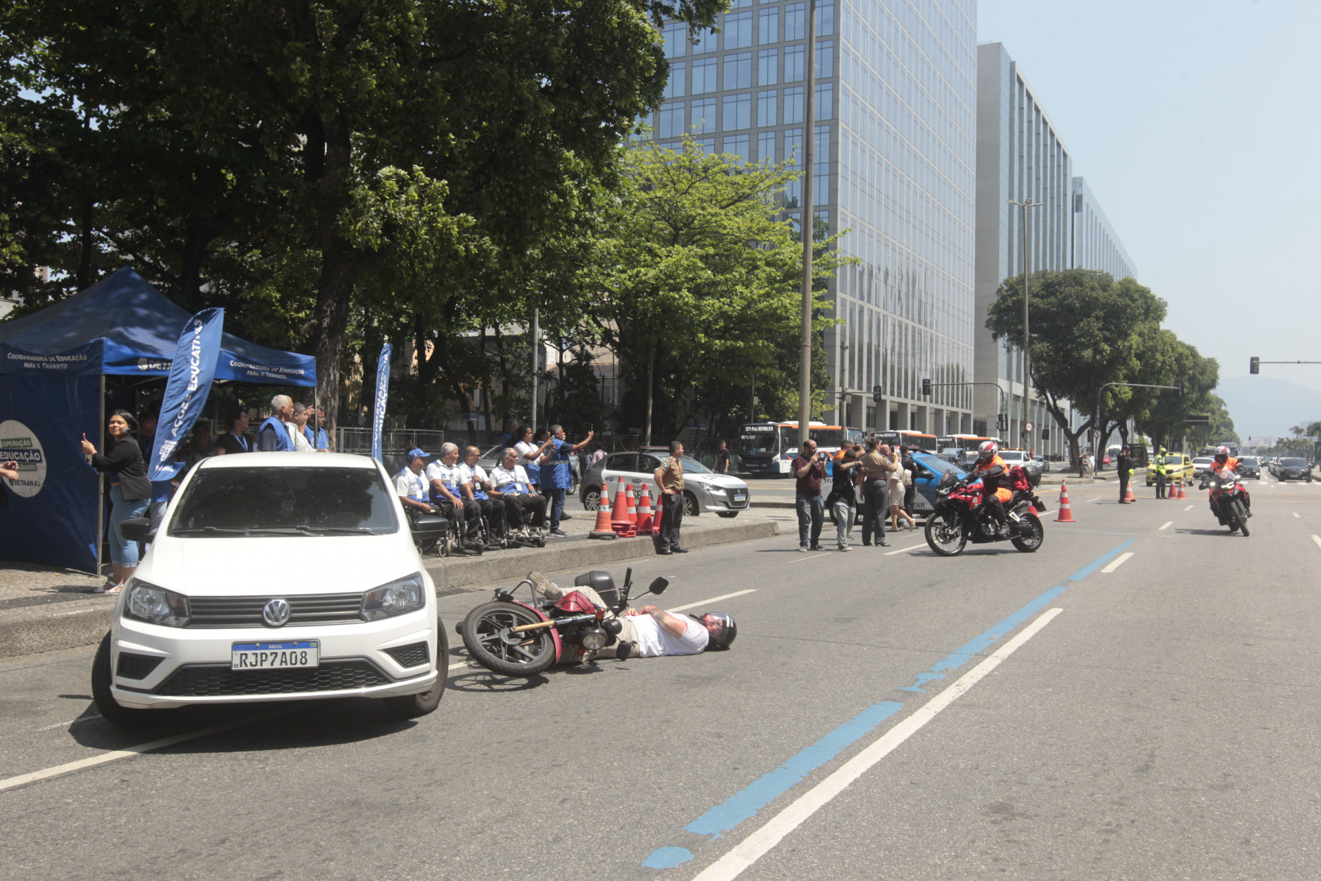 Simula&ccedil;&atilde;o de acidente e socorro &agrave; v&iacute;tima na Avenida Presidente Vargas, em frente &agrave; sede do Detran.RJ - Reginaldo Pimenta/Ag&ecirc;ncia O Dia