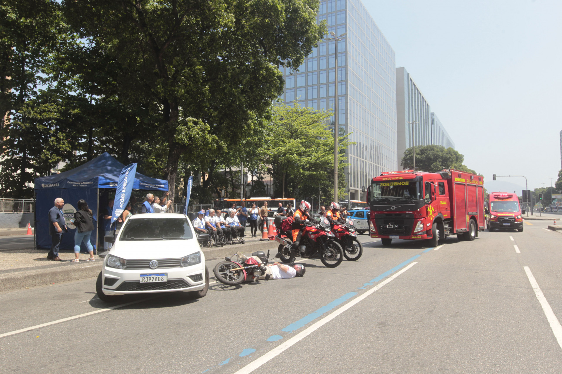 Simula&ccedil;&atilde;o de acidente e socorro &agrave; v&iacute;tima na Avenida Presidente Vargas, em frente &agrave; sede do Detran.RJ - Reginaldo Pimenta/Ag&ecirc;ncia O Dia