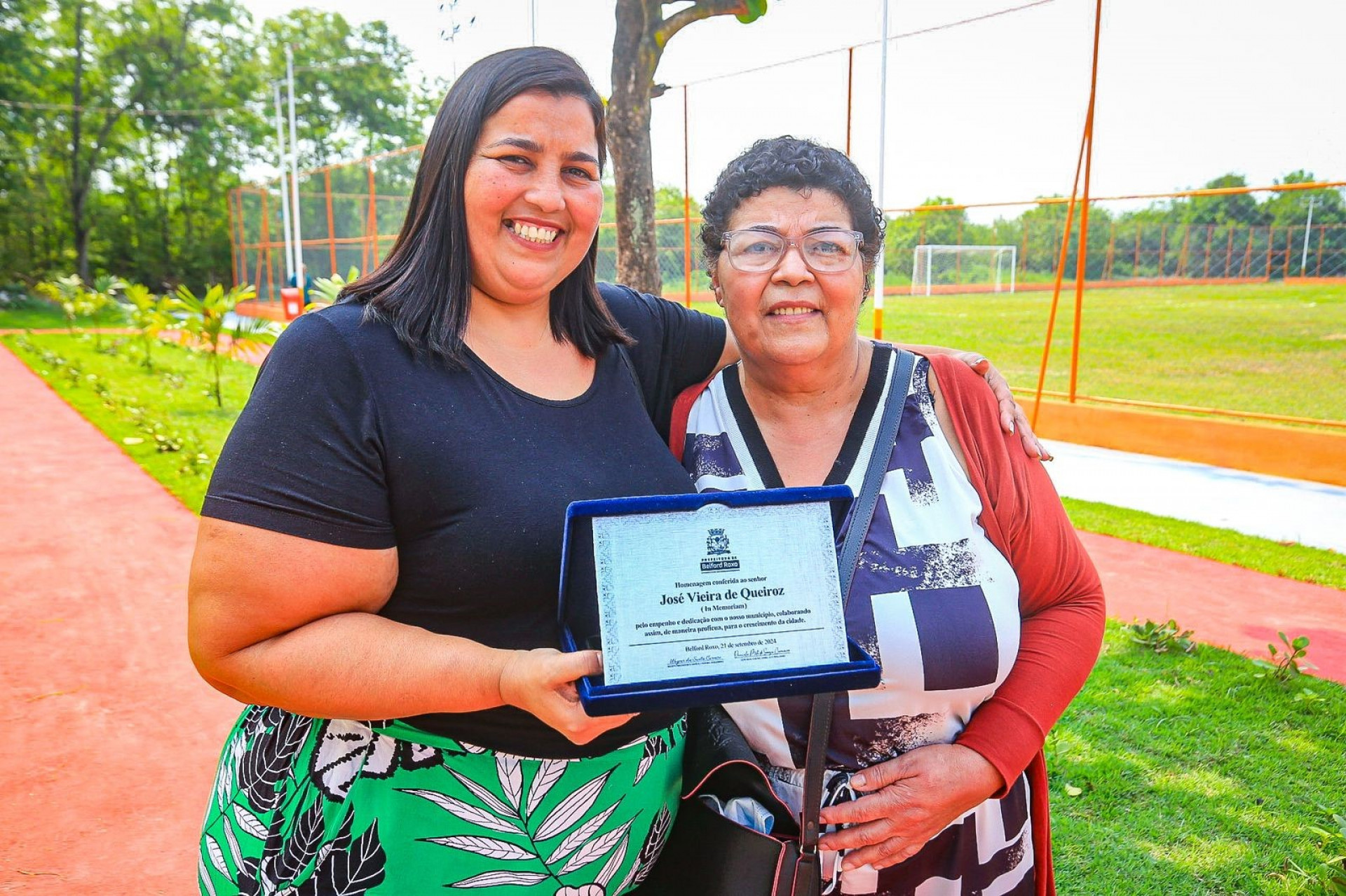 A filha Sheila e m&atilde;e Maria Regina orgulhosas da homenagem prestada a Jos&eacute; Vieira de Queiroz - Rafael Barreto/PMBR