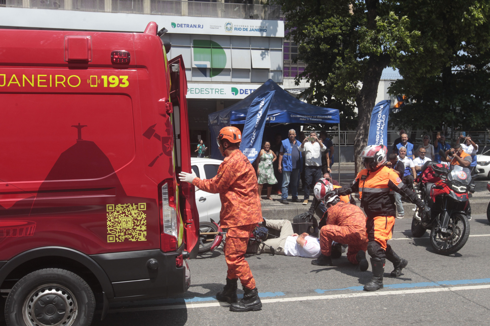 Simula&ccedil;&atilde;o de acidente e socorro &agrave; v&iacute;tima na Avenida Presidente Vargas, em frente &agrave; sede do Detran.RJ - Reginaldo Pimenta/Ag&ecirc;ncia O Dia