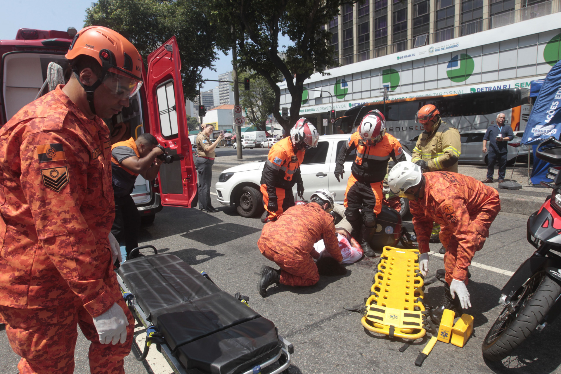 Simula&ccedil;&atilde;o de acidente e socorro &agrave; v&iacute;tima na Avenida Presidente Vargas, em frente &agrave; sede do Detran.RJ - Reginaldo Pimenta/Ag&ecirc;ncia O Dia