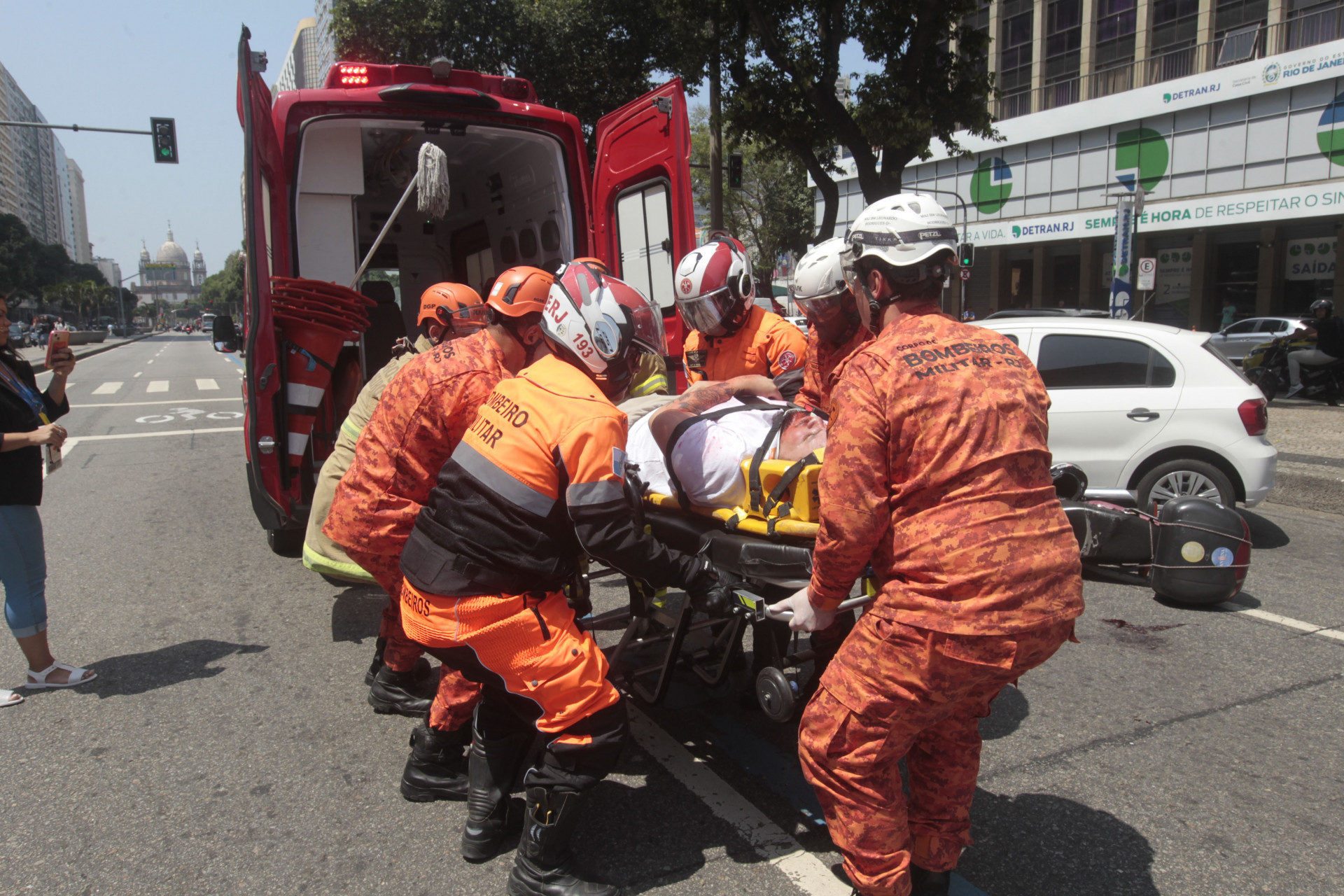 Simula&ccedil;&atilde;o de acidente e socorro &agrave; v&iacute;tima na Avenida Presidente Vargas, em frente &agrave; sede do Detran.RJ - Reginaldo Pimenta/Ag&ecirc;ncia O Dia