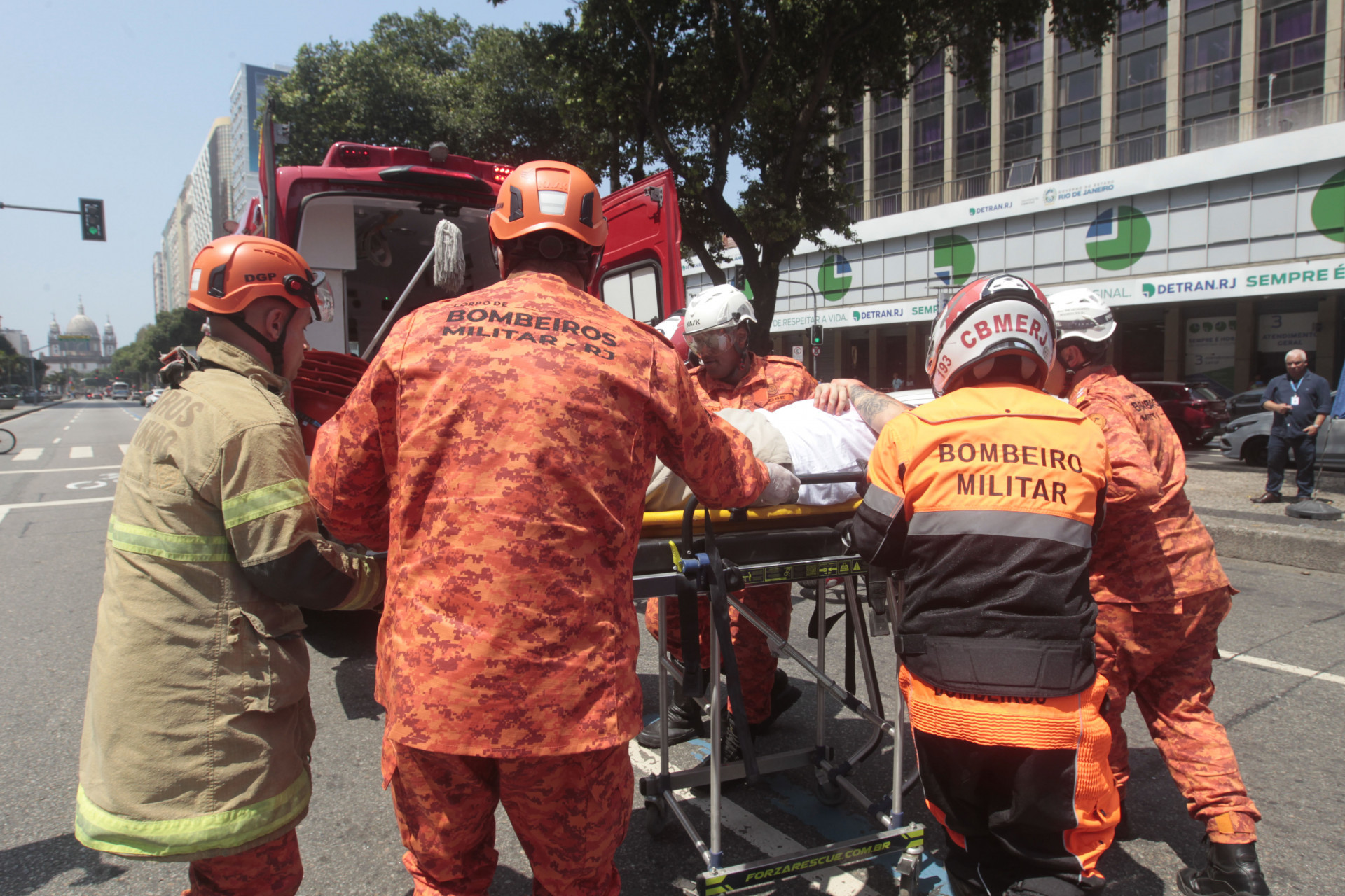 Simula&ccedil;&atilde;o de acidente e socorro &agrave; v&iacute;tima na Avenida Presidente Vargas, em frente &agrave; sede do Detran.RJ - Reginaldo Pimenta/Ag&ecirc;ncia O Dia