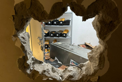 Criminosos assaltam joalheria após invadirem Palácio das Águias, no centro de Cabo Frio, e abrirem buraco na parede