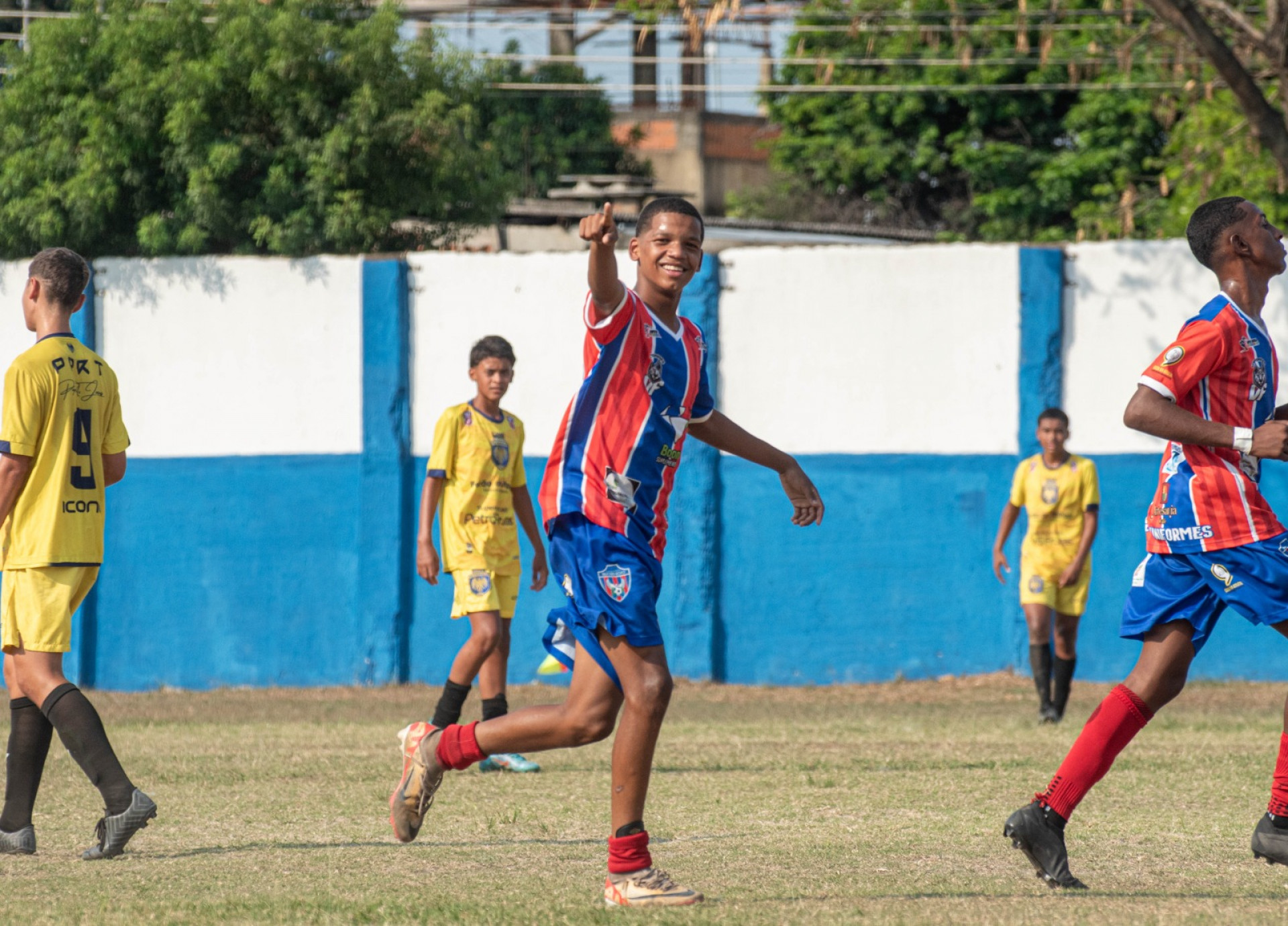 O meia Brene Rodrigues do sub-15 acenando para torcida - William Davoli / SEBR