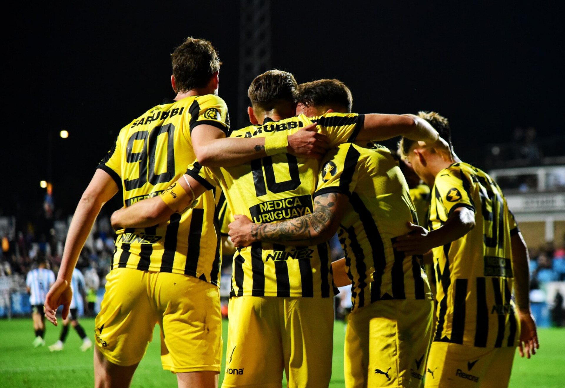 A comemoração dos jogadores do Peñarol na partida contra o Cerro. - Foto: Ignácio Sánchez.