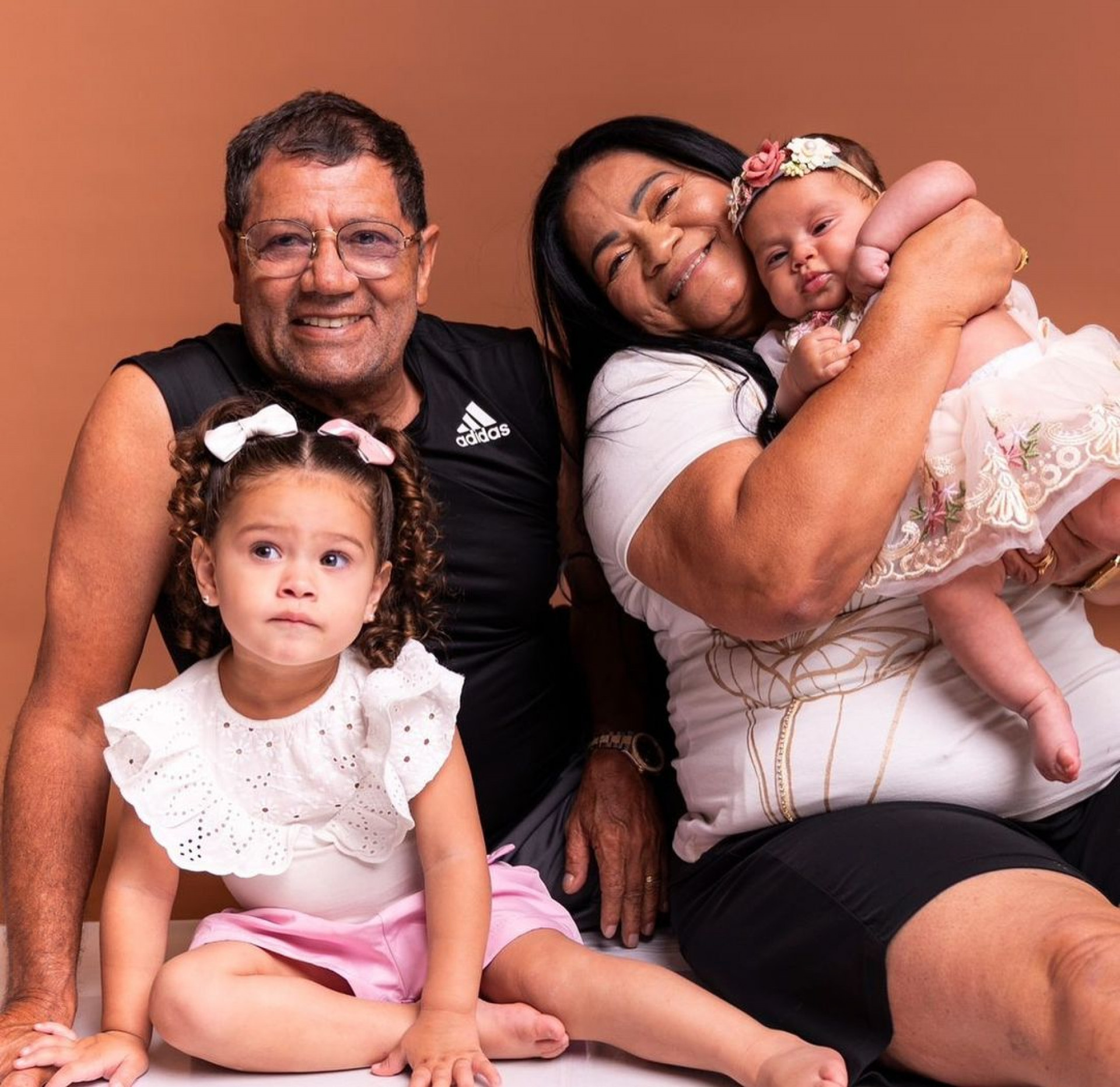 Jogador publicou fotos em família, ao lada da filha, Aisha, de 3 meses - Reprodução / Instagram