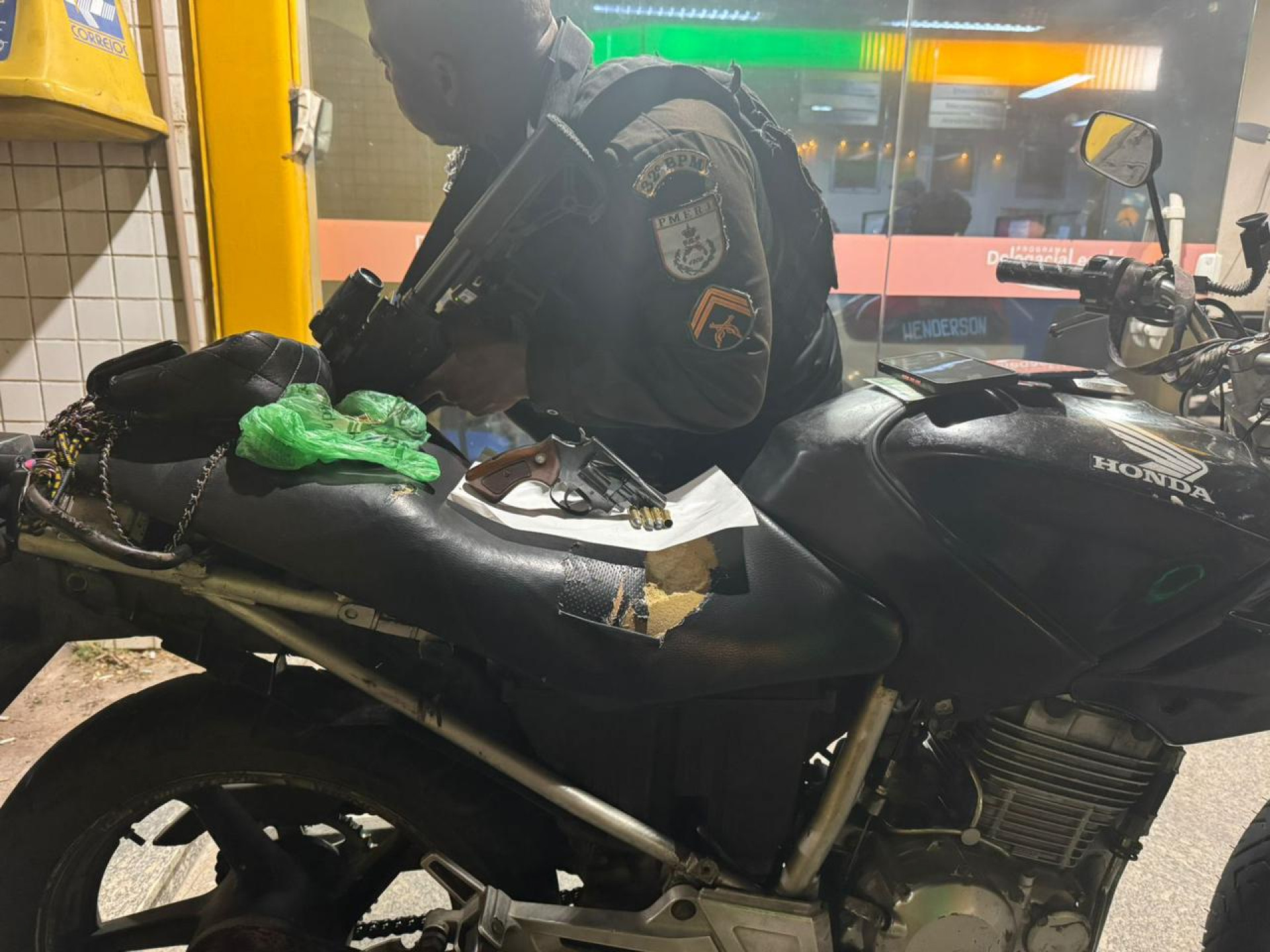 Arma e muni&ccedil;&otilde;es apreendidas com criminoso perigoso capturado pela PM em Maca&eacute; - Foto: Divulga&ccedil;&atilde;o