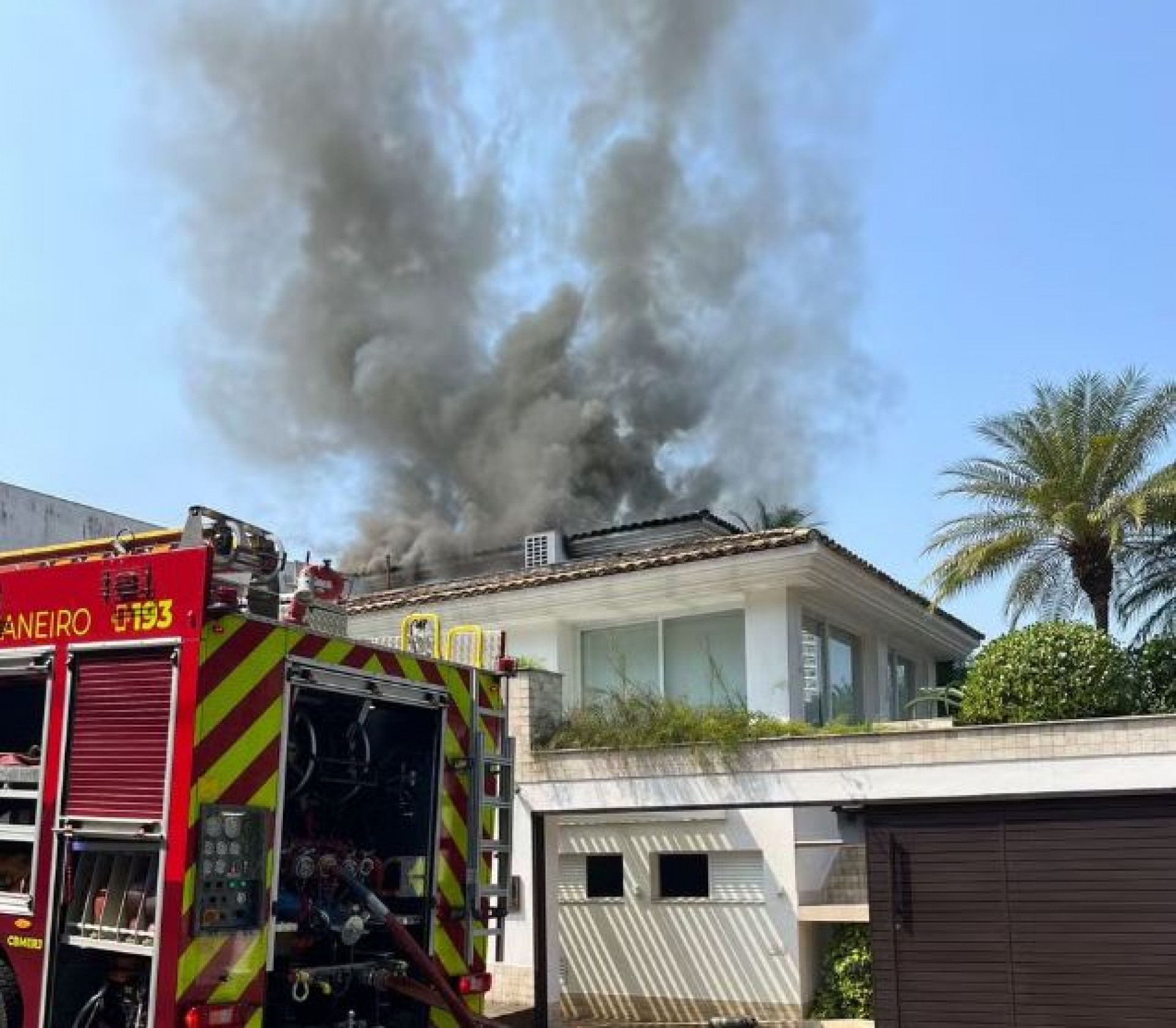 Densa camada de fumaça se formou durante o incêndio em uma mansão no Leblon