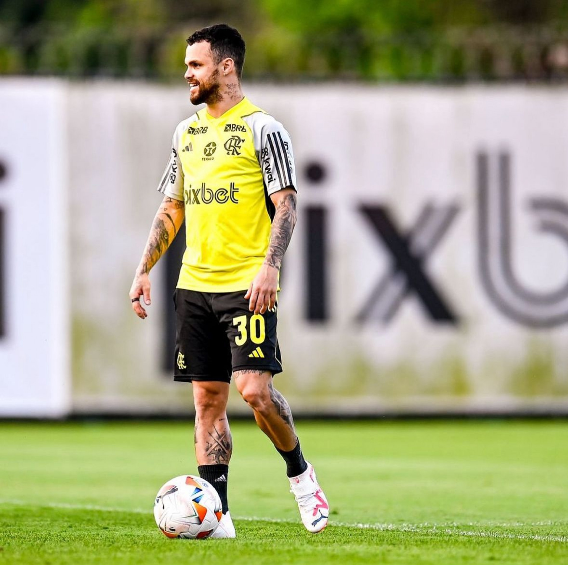 Michael em treino do Flamengo - Marcelo Cortes/CRF