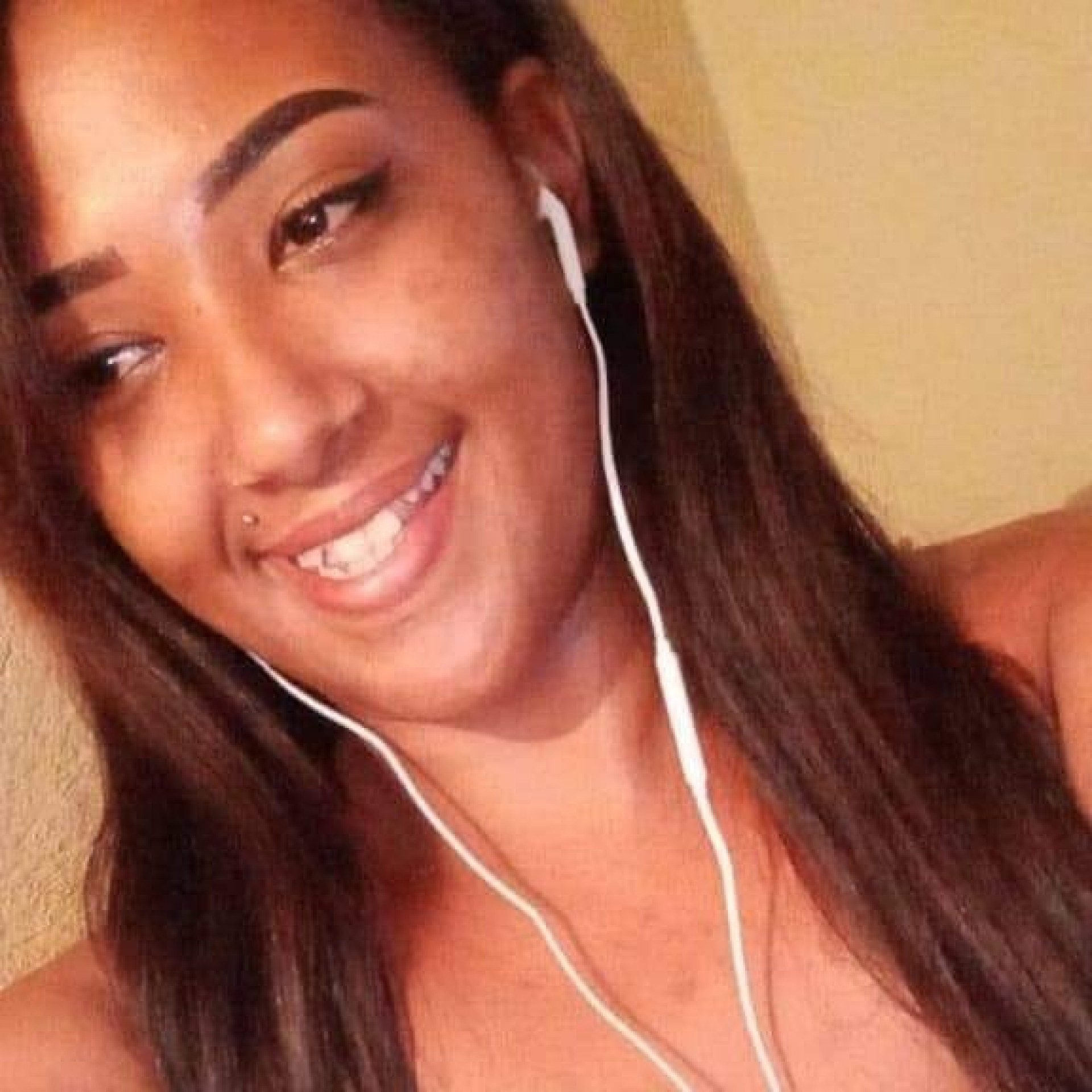 Rhayra de Lima foi encontrada no banheiro de uma kitnet no sábado (21)