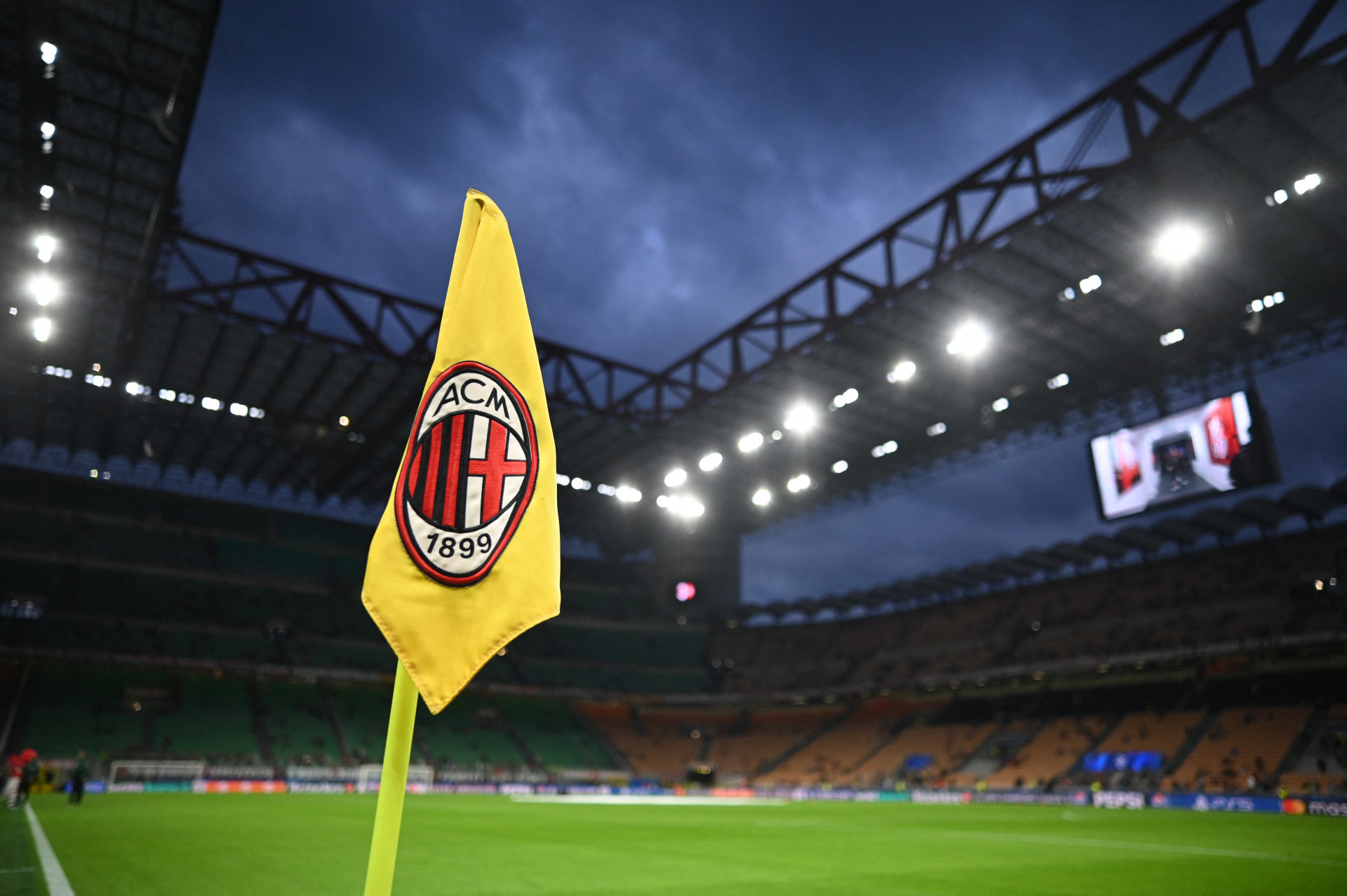 Bandeira do Milan no San Siro - Piero Cruciatti / AFP