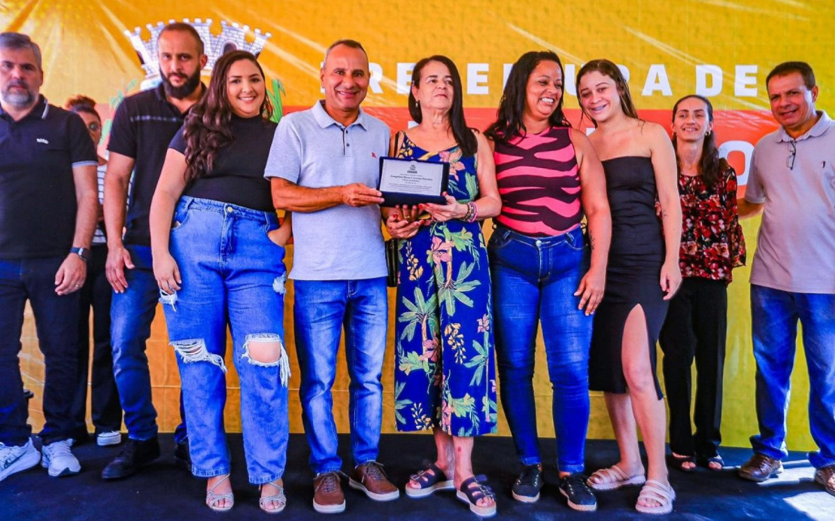 O prefeito Waguinho entregou a placa de inauguração a familiares de Dona Quininha