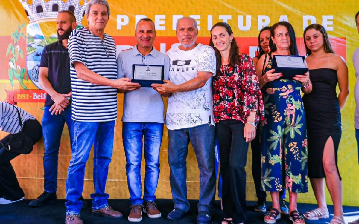 Hércules (E), filho de Gilberto Cavalcanti Ramos, recebe a placa de inauguração da praça que leva o nome do seu pai