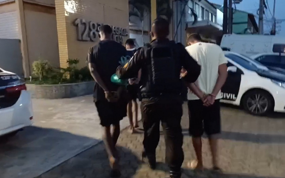 Policiais durante operação no Beco 5, em Rio das Ostras, que resultou na prisão de suspeitos de tráfico