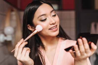 Como aplicar o blush de acordo com o formato do rosto? Maquiadora explica!