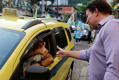 Faltando 12 dias para as eleições, candidatos a prefeito do Rio apostam em corpo a corpo