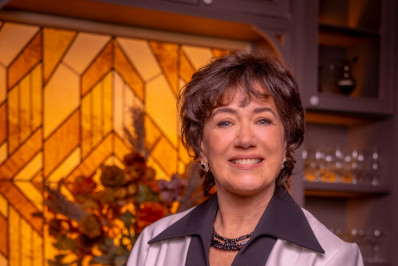 Veja a primeira foto de Lilia Cabral caracterizada como Maristela da novela 'Garota do Momento'