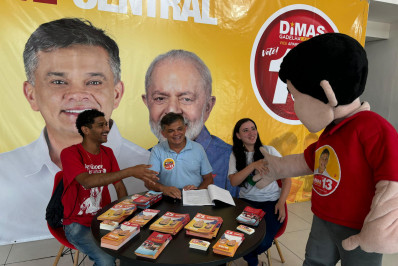 Dimas Gadelha assina carta-compromisso com a juventude