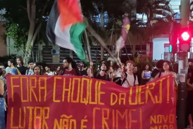 Alunos da Uerj realizam ato contra violência após uso de força policial em ação de desocupação