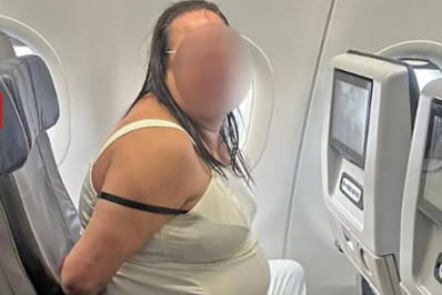 Vídeo: passageira alterada é imobilizada por comissários durante voo