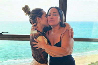 Após serem soltas, Deolane e a mãe se reencontram: 'Não iria embora sem a senhora'