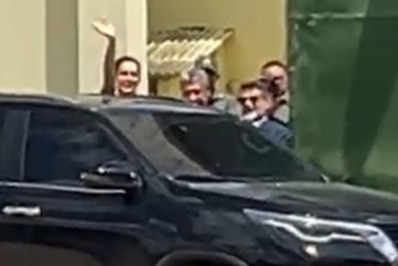 Deolane Bezerra deixa prisão em Pernambuco sem falar com fãs