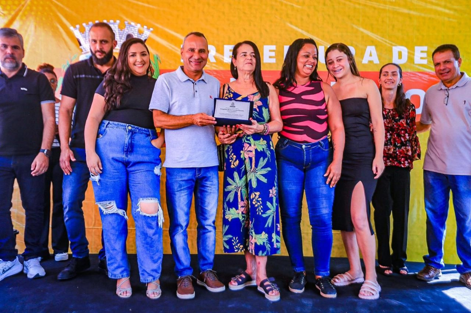 O prefeito Waguinho entregou a placa de inaugura&ccedil;&atilde;o a familiares de Dona Quininha - Rafael Barreto / PMBR