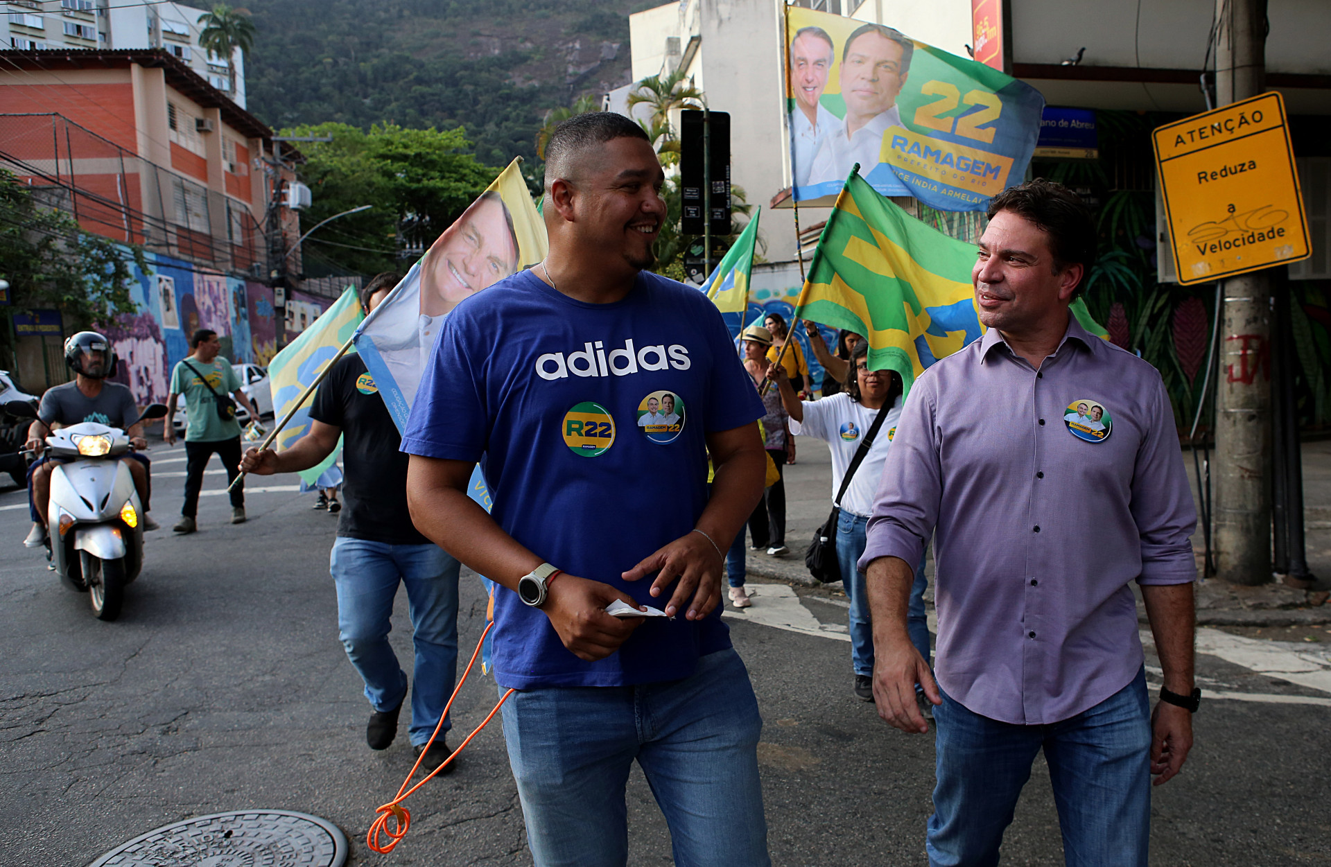 Alexandre Ramagem promoveu uma caminhada no Humaitá, na Zona Sul, nesta terça-feira (24) - Divulgação
