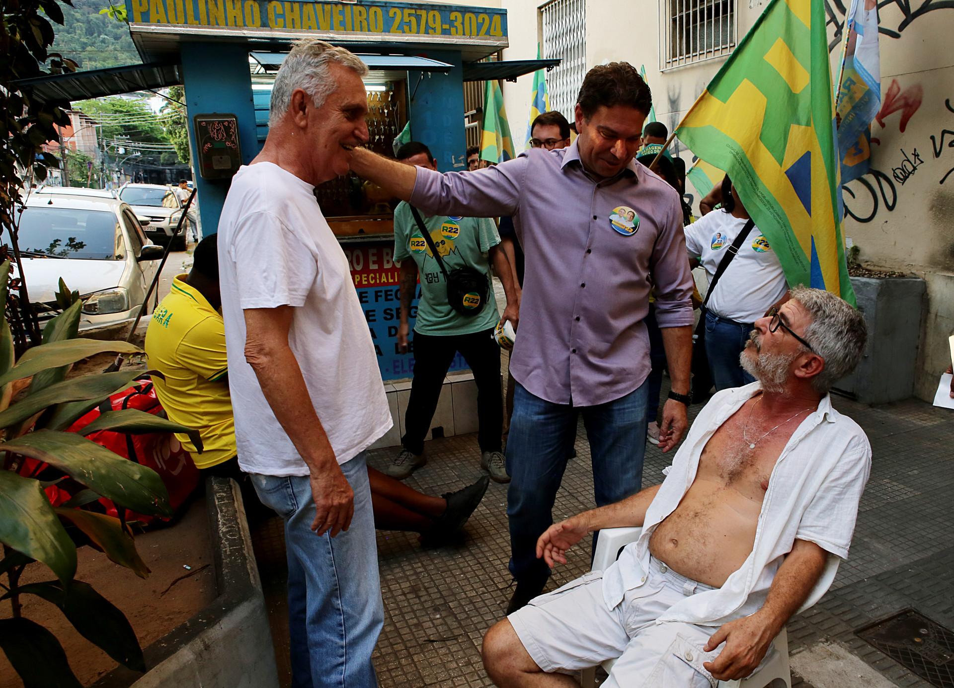 Alexandre Ramagem promoveu uma caminhada no Humaitá, na Zona Sul, nesta terça-feira (24) - Divulgação