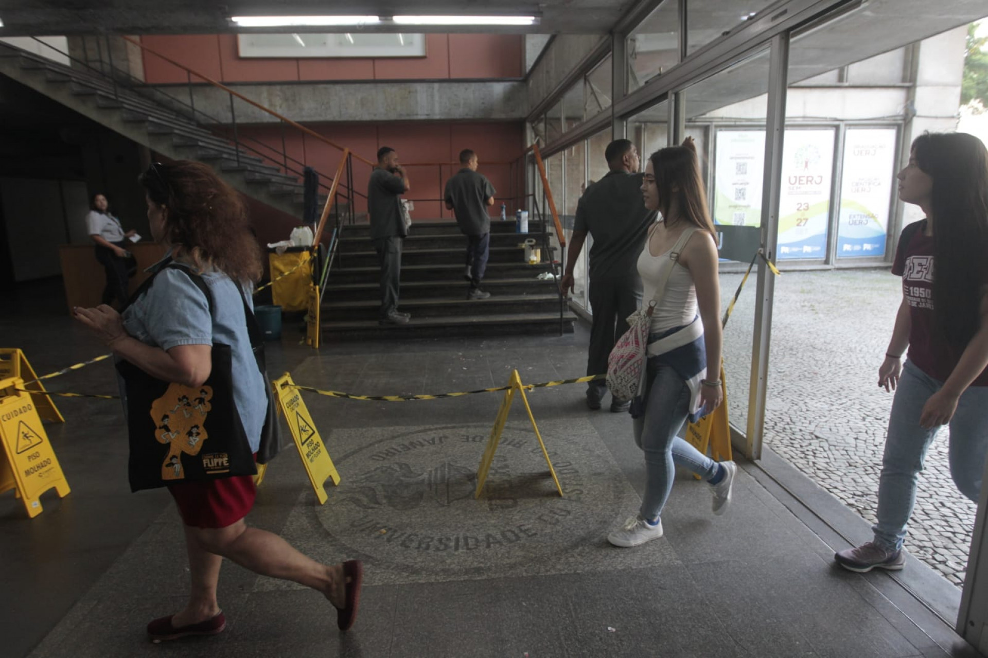 Funcion&aacute;rios refor&ccedil;aram trabalho de limpeza durante reabertura da Uerj - Reginaldo Pimenta/Ag&ecirc;ncia O DIA