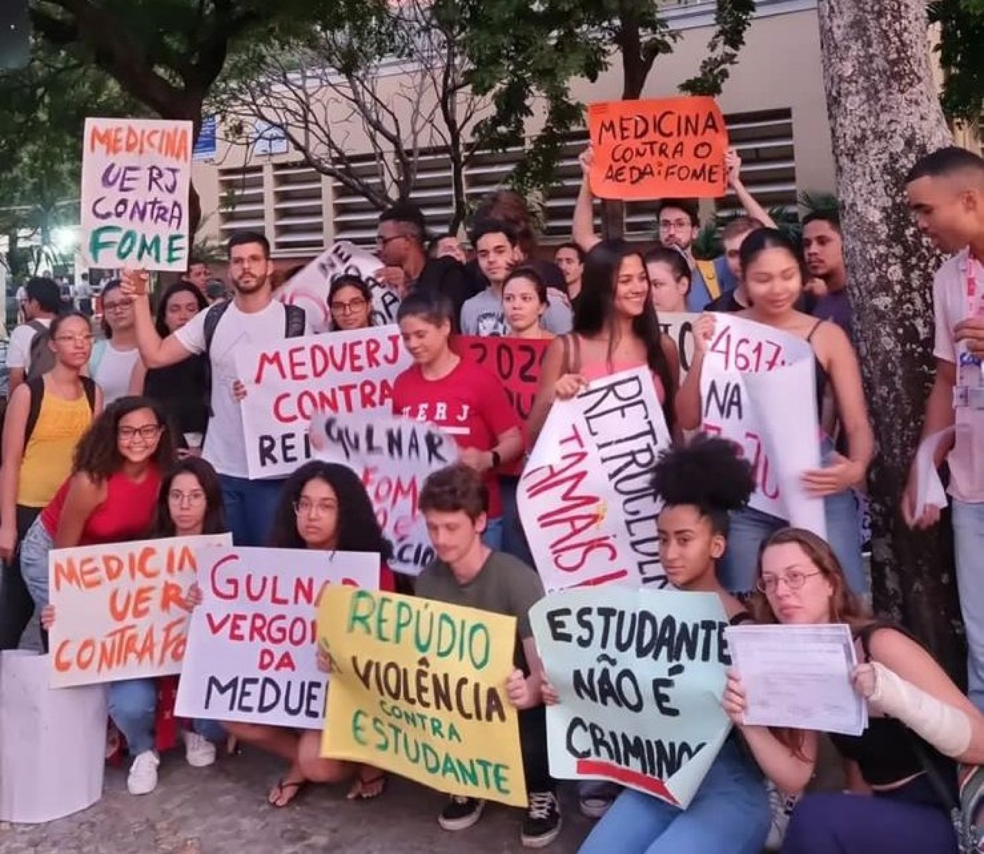 Estudantes da Uerj realizaram ato contra a violência na noite desta terça-feira (24) - Reprodução