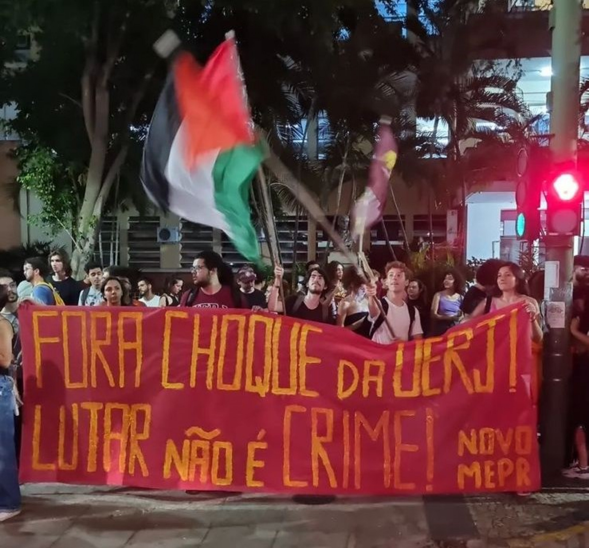 Estudantes da Uerj realizaram ato contra a violência na noite desta terça-feira (24) - Reprodução