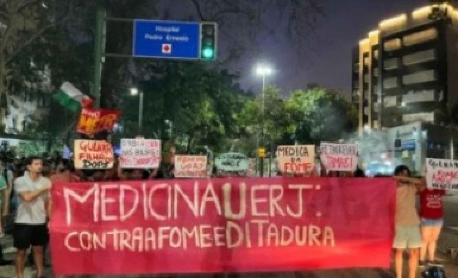 Estudantes da Uerj realizaram ato contra a violência na noite desta terça-feira (24) - Reprodução