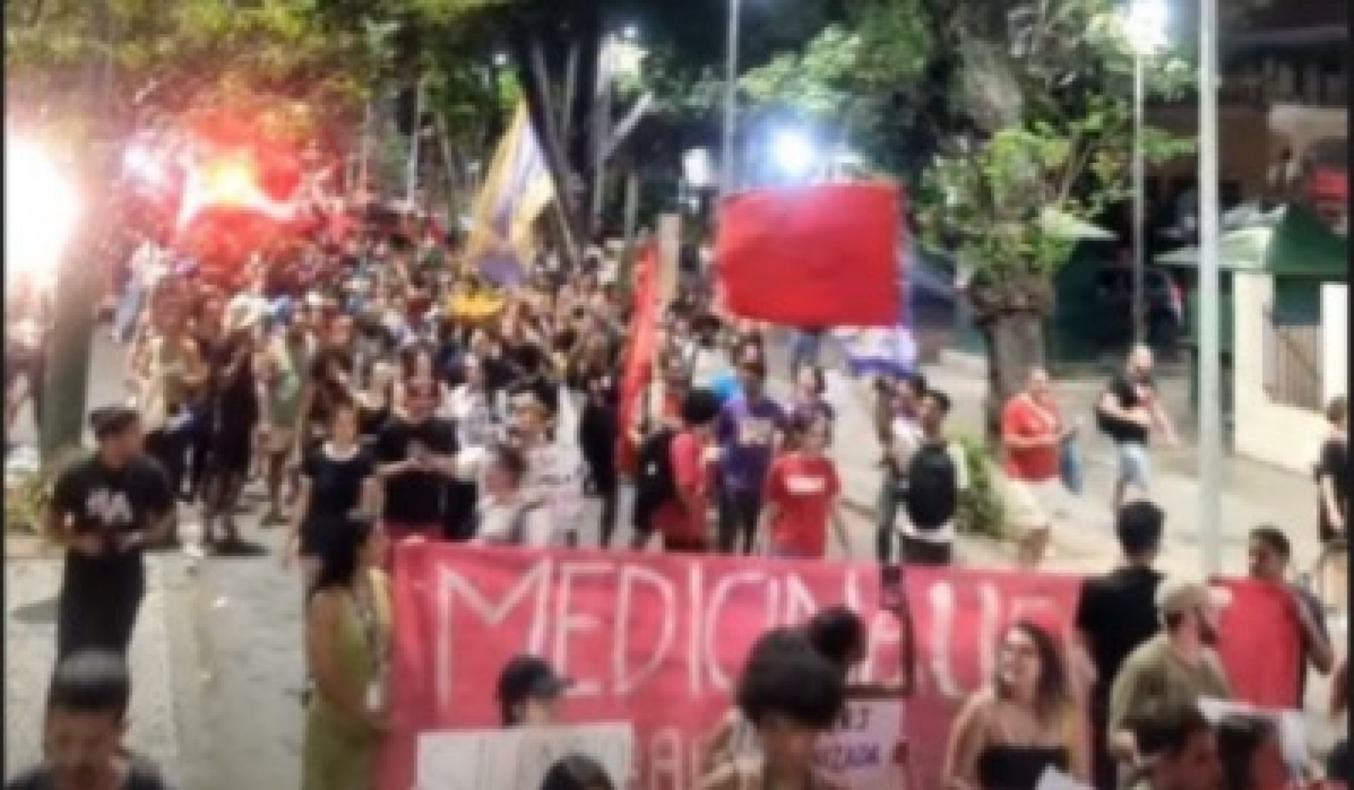 Estudantes da Uerj realizaram ato contra a violência na noite desta terça-feira (24) - Reprodução