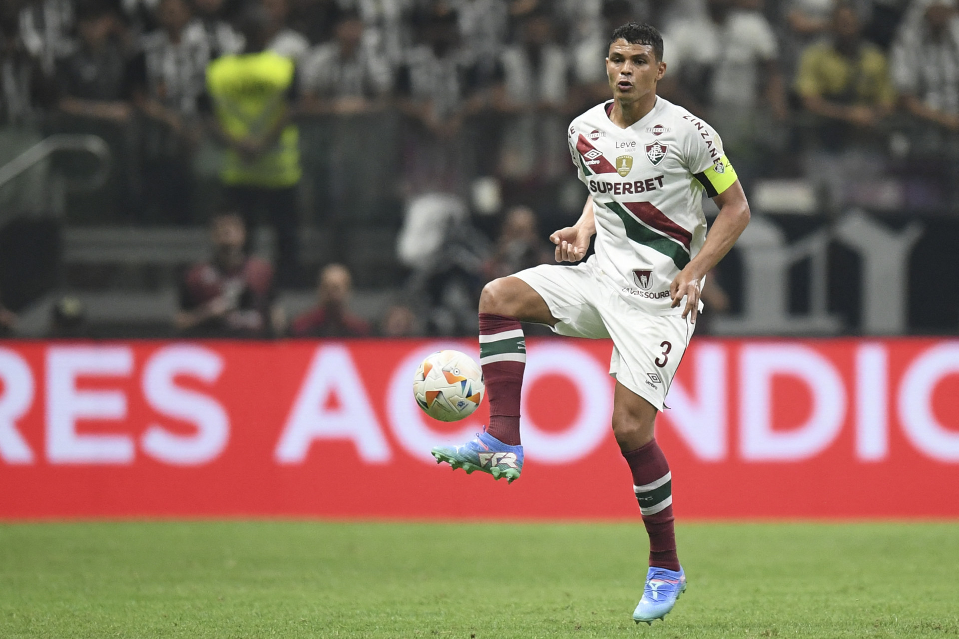 Thiago Silva, do Fluminense, em a&ccedil;&atilde;o no jogo contra o Atl&eacute;tico-MG - Gledston Tavares/AFP