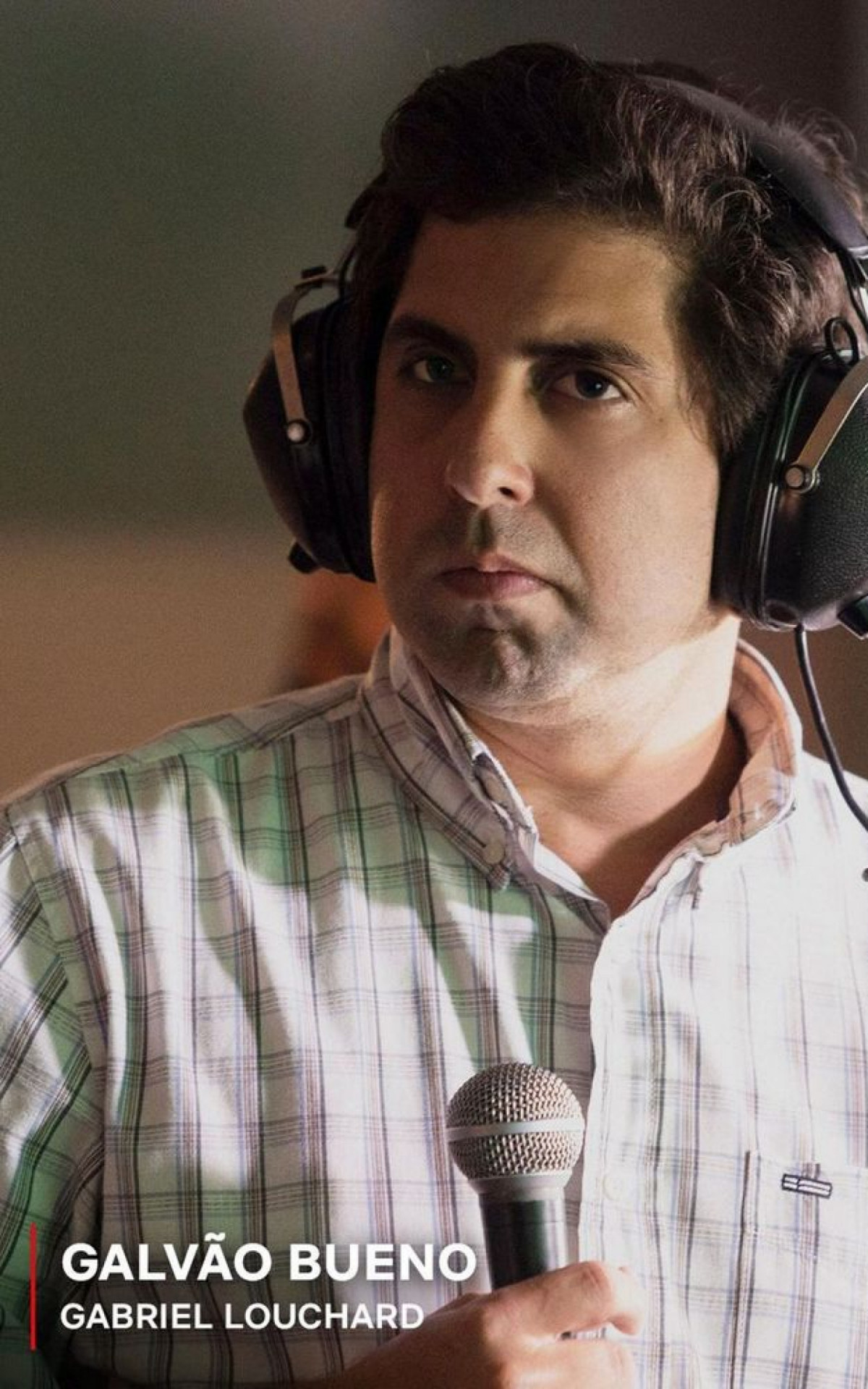 O humorista Gabriel Louchard interpreta o narrador Galvão Bueno, grande amigo de Senna