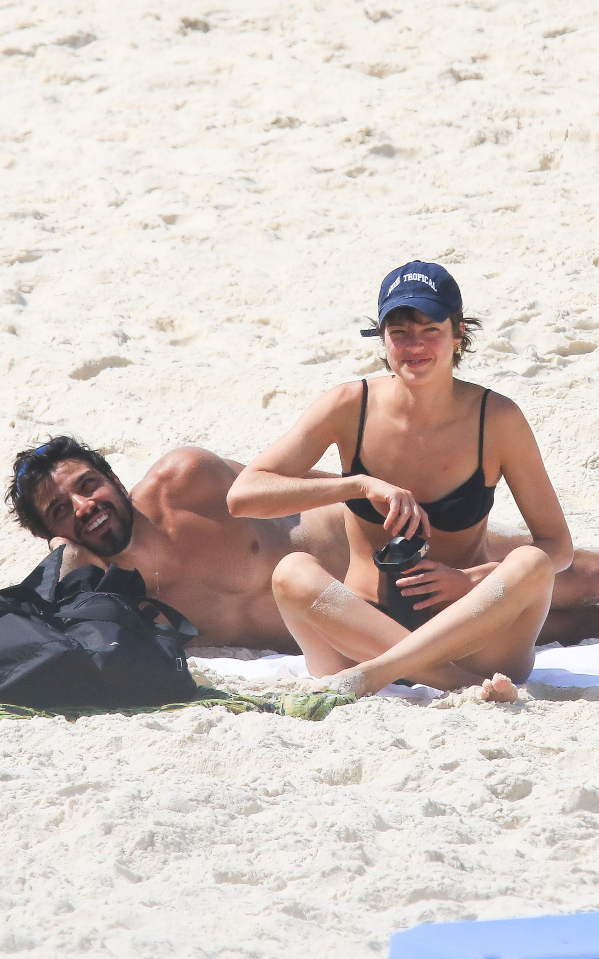 Agatha Moreira e Rodrigo Simas na praia da Barra da Tijuca