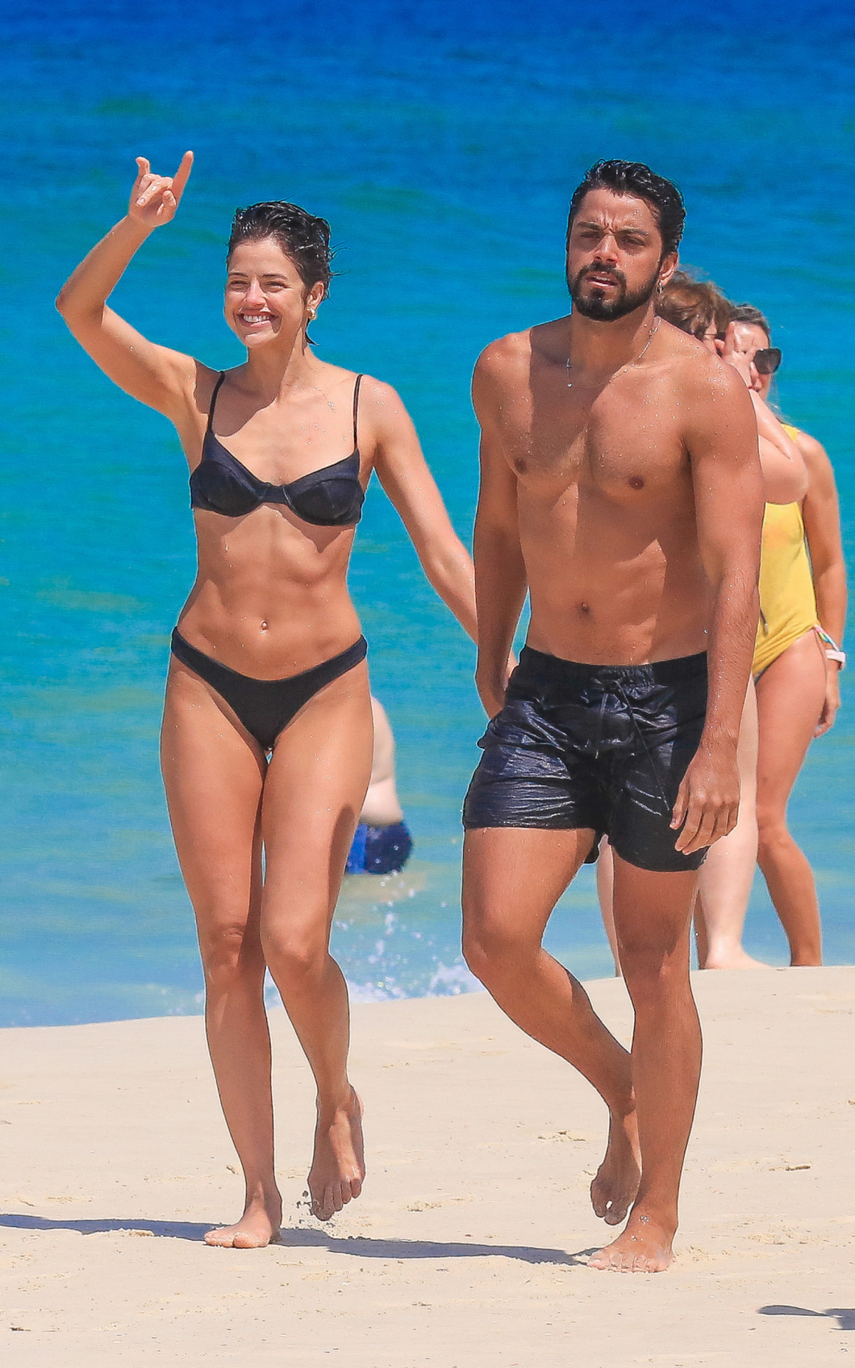 Agatha Moreira e Rodrigo Simas na praia da Barra da Tijuca